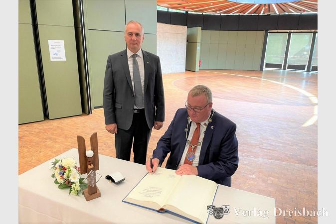 Gemeinsamer Eintrag ins Goldene Buch der Stadt Hattersheim am Main anlässlich des Partnerschaftsjubiläums.