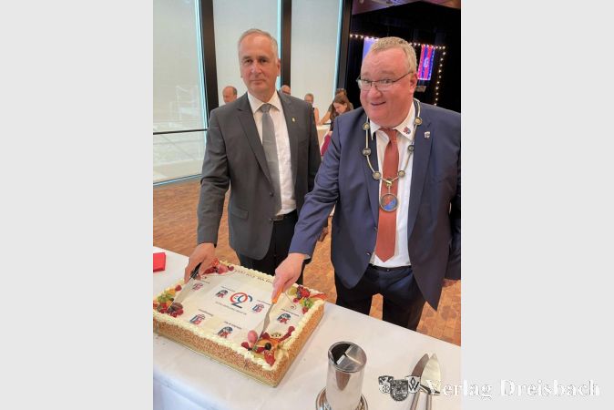 Auch das leibliche Wohl kam beim Magistratsempfang freilich nicht zu kurz: Beide Bürgermeister schnitten den passend zum Anlass verzierten Kuchen an.