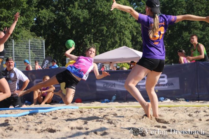Rasanter Sport im Sand, beim Beachhandball ist Athletik gefragt.
