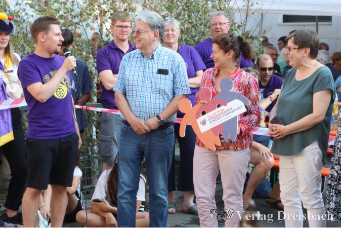 Der Vorsitzende des Kerbevereins 6091, Matthias Theis (l.), übergab eine Spende von 500 Euro an Susanne Prüfer vom Verein „Hilfe für krebskranke Kinder Frankfurt“.