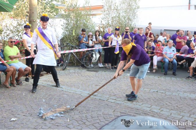 Der Schlag saß: Alexander Becker lässt den Dreschflegel auf den "Gickel", tatsächlich ein handelsüblicher Bembel, niedersausen. Der Sieg beim traditionellen "Gickelschlag".