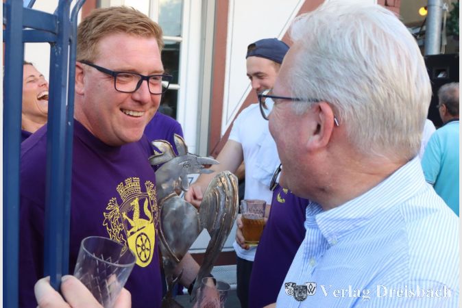 Mit dem Wanderpokal für den Gickelschlagsieger in der Hand, nahm Schmenger die Glückwünsche unter anderem von Bürgermeister Bernd Blisch (r.) entgegen.