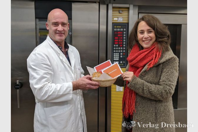 Thomas Schäfer, Leiter der Schlockerhof-Bäckerei, und Pfarrerin Marlene Hering präsentierten Anfang 2020 den neu ins Leben gerufenen "Leckeren Willkommensgruß" für Neubürger.