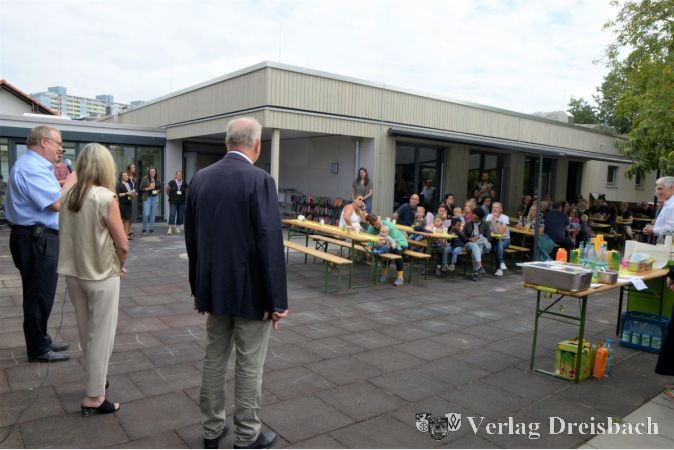 Von links nach rechts: Bürgermeister Klaus Schindling, Leiterin Sandra Richter und der Erste Stadtrat Karl Heinz Spengler bei der Einweihung der Erweiterung der Kita Kleine Feldstraße.