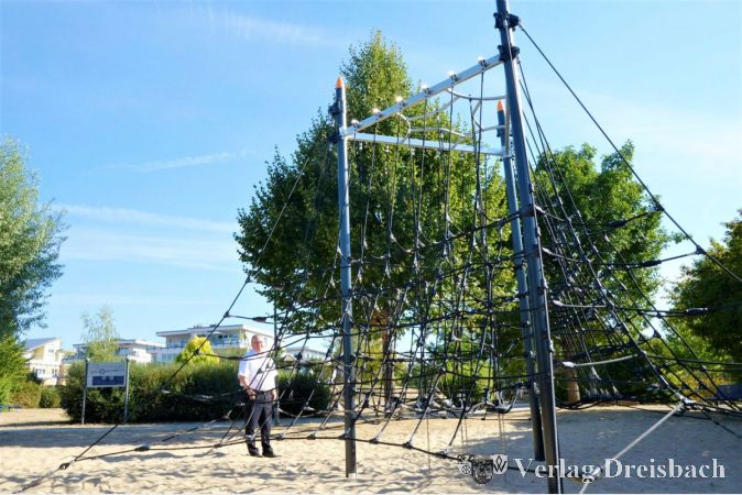 Bürgermeister Klaus Schindling begutachtet die neue Riesen-Kletterspinne im Keltenpark.