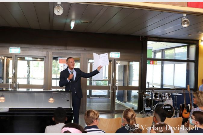 Hessens Chef der Staatskanzlei, Axel Wintermeyer, wünscht den fünften Klassen der Heinrich-Böll-Schule in Hattersheim einen guten und erfolgreichen Start in den neuen Lebensabschnitt. Jede der neuen Klassen erhält einen Gutschein im Wert von 250 Euro für beispielsweise einen Klassenausflug.