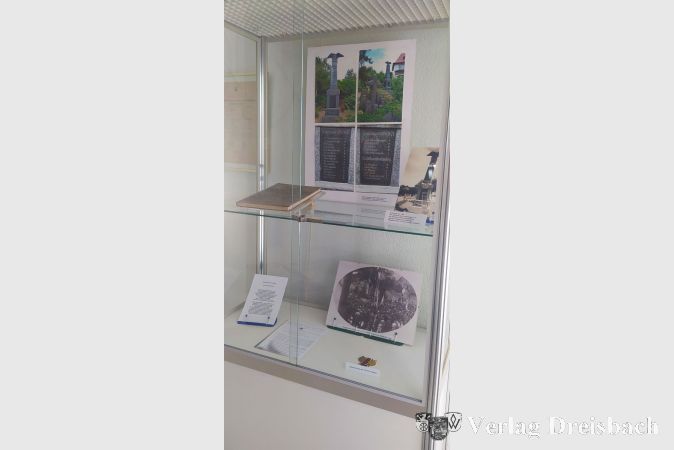 Die Vitrine zum Thema „Kriegerdenkmal“ im Rathausfoyer.
