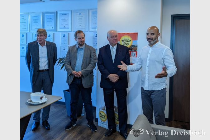 Alexander Schwarz und Hendrik Bahr von der städtischen Wirtschaftsförderung, IHK-Präsident Ulrich Caspar und Selim Balcioglu am Dienstagvormittag im „House of Finance“.