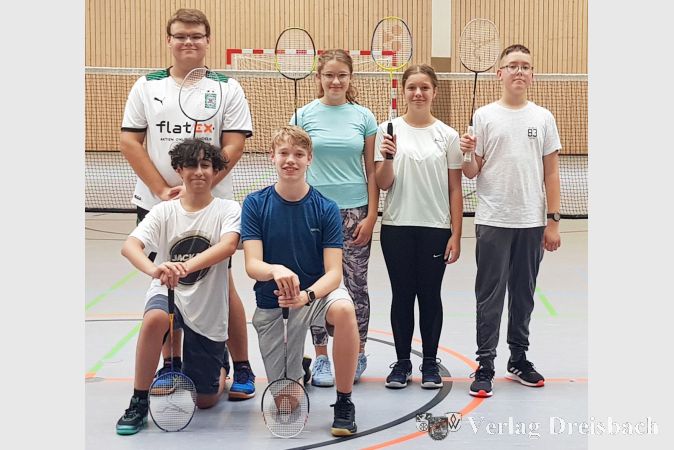 Das Badmnton-Jugendteam trat zum ersten Wettlampfspiel beim TV Idstein an. Hinten (v.l.): Alexander Klancar, Deniz Karakash, Marie Wöhmschimmel, Michael Burbach. Vorne: Miran Ates, Danny Connrad.