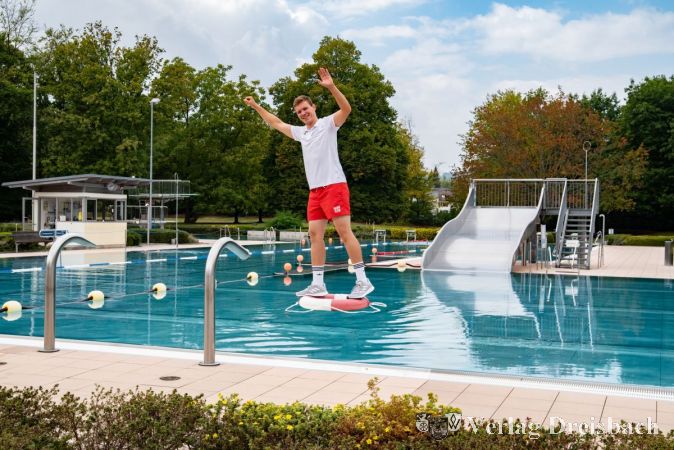 Rettungsschwimmer Erik Hülsmann muss in den kommenden Monaten auf keine Schwimbadbesucherinnen und -besucher mehr aufpassen.