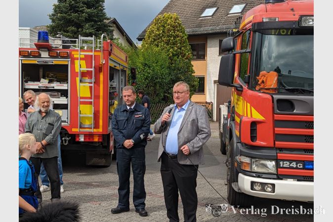 Bürgermeister Klaus Schindling hielt eine kurze Ansprache zur feierlichen Übergabe des neuen Wechselladers. Links von ihm Stadtbrandinspektor David Tisold.