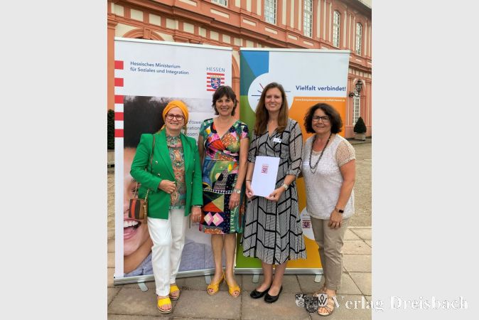Von links nach rechts: Semiha Eroglu-Buch, Sozialarbeiterin der Gemeinde Kriftel, Staatsekretärin Anne Janz, Integrationslotsin Tanja Seitz und Carmen Jimenez, Vorsitzende des Ausländerbeirates Kriftel.