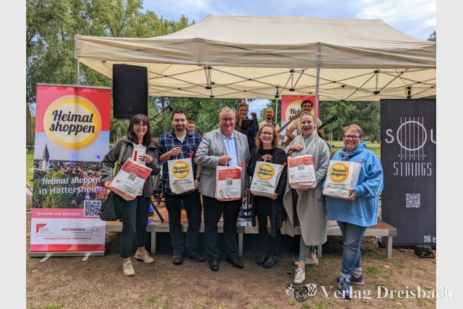 Auftakt in Okriftel. Von links nach rechts: Ana Millán-Rosell (Wirtschaftsförderung), Sascha Gumbert (Beisitzer GVH), Bürgermeister Klaus Schindling, Svenja Keil (Beisitzerin GVH), Nadja Tepe (2. Vorsitzende GVH) und Claudia Widmann (1. Vorsitzende GVH).