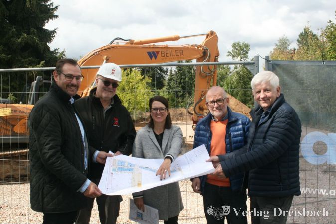 (v.li) Bürgermeister Christian Seitz, Vorsitzender des Aufsichtsrates der Gemeinnützigen Wohnungsbaugesellschaft (Gewobau), Marvin Migesel, Projektleiter von Wolff & Müller, Architektin Philippa Hövelborn, Projektleiterin beim Generalunternehmer aktivhaus, Gewobau-Geschäftsführer Harald Treber sowie Gregor Zientalski, Projektleiter des Modulherstellers unihouse. Geschäftsführer und Erster Beigeordneter Franz Jirasek war verhindert und konnte an dem Termin nicht teilnehmen.