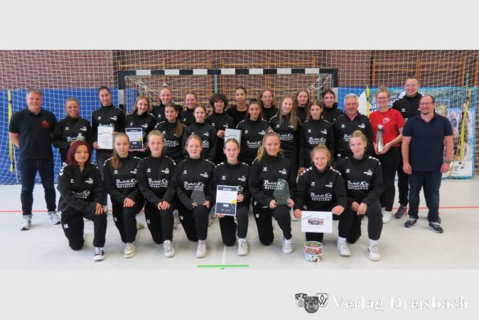 Die weibliche B-Jugend wurde von der Abteilung für ihre Erfolge im Beach-Handball ausgezeichnet.