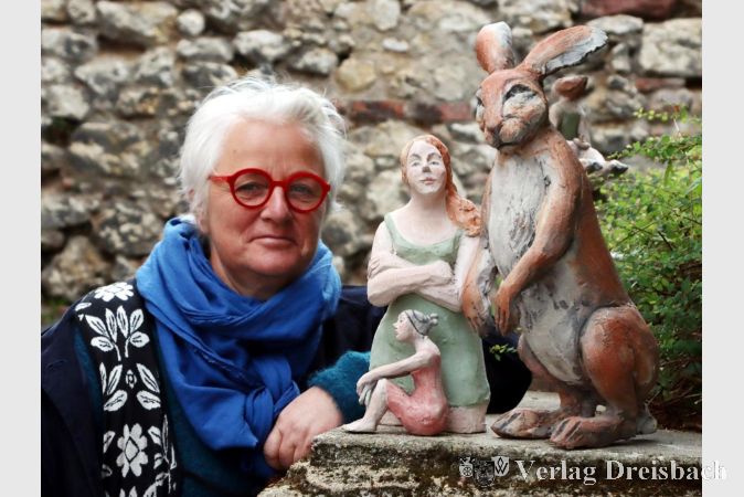 Stina Tummel mit zwei Skulpturen aus ihrer Weilbacher Werkstatt. Die war die einzige Vertreterin ihres Handwerks unter den über 40 Anbietern.