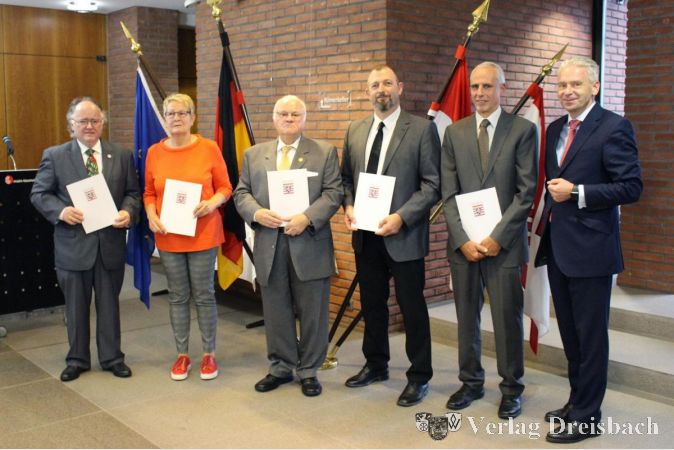 Die Geerten (v. l..) Wolfgang Bender, Ute Vogel, Ludwig Plättner, Dr. Michael Reiter und Martin Grasser mit Landrat Michael Cyriax.