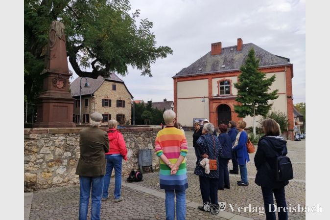 Das Kriegerdenkmal an der St-Gallus-Kirche gab Anlass, über die aktuelle Weltlage nachzudenken.