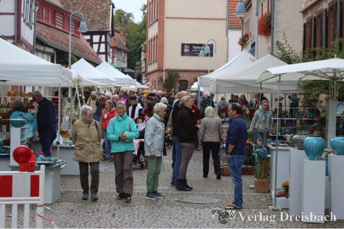 Die Pfarrer-Münch-Straße (Bild) und die Kirchgasse waren in diesem Jahr wieder die Haupt-Flaniermeilen des Flörsheimer Töpfermarktes.
