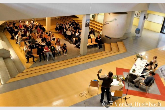 Die Intensivklassen der ukrainischen Schüler und die gymnasialen 10. Klassen wohnten der Lesung in der Aula der Weingartenschule bei.