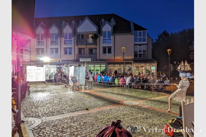 Theatergenuss mit allen Sinnen: Unter großem Lärm und mit imposanten Bildern wurde die Flucht über den Ozean inszeniert. In der ersten Publikumsreihe halfen Regenschirme, um trotz des peitschenden Meeres trocken zu bleiben.