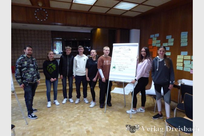 Projektgruppe im Rat- und Bürgerhaus. Von links nach rechts: Benjamin (von der Mobilen Beratung), Sarah-Lynn, Lars, Fabian, Lilly Ann, Lea Marie, Lara und Helena.