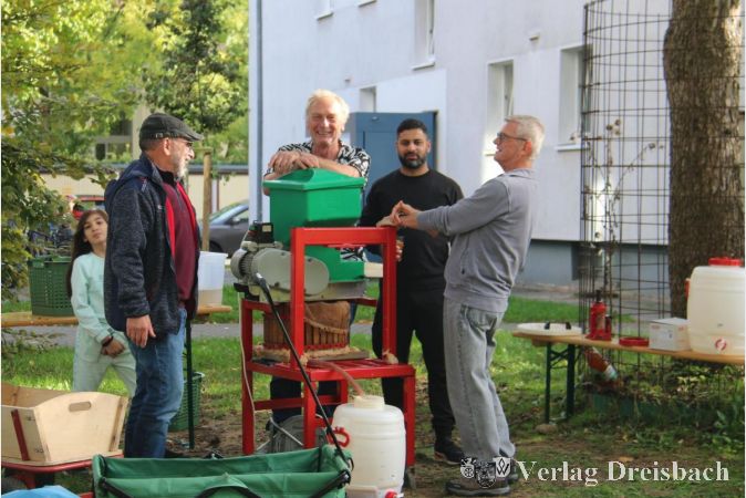 Das gemeinsame Keltern von frischem Süßen machte vielen Besuchern des Gartenabschlussfestes großen Spaß.