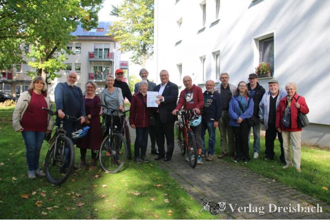 Bei einem schönen Fest in der Hattersheimer Siedlung übergab Bürgermeister Klaus Schindling (Mitte) den besonders erfolgreichen Teilnehmerinnen und Teilnehmern (hier Elfriede Knieling) des diesjährigen Stadtradelns Urkunden.