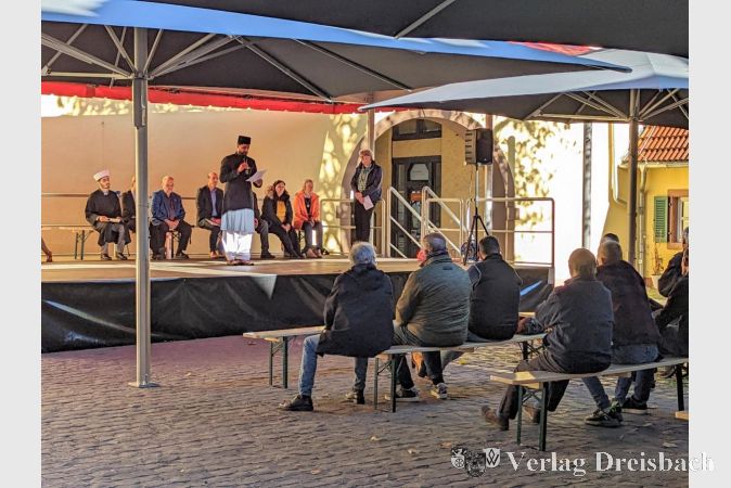 Am vergangenen Sonntag fand in Hattersheim wieder ein multireligiöses Friedensgebet statt. Hier richtete ein Vertreter der Ahmadiyya Muslim Jamaat Hattersheim das Wort ans Publikum.