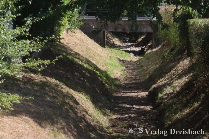 Was fängt Flörsheim mit den nunmehr guten Haushaltszahlen für 2022 an? Vermutlich nicht mehr viel, drei Monate vor dem Jahresende. Die wirklich wichtigen Dinge lassen sich sowieso nicht kaufen. Der Weilbach etwa hätte im Spätsommer etwas Wasser gebrauchen können, doch das hätte niemand liefern können.