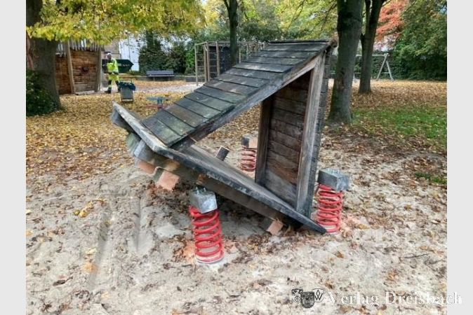 Ein Vandale machte sich in der vergangenen Woche offenbar mit einer Kettensäge an einem Wippfloß in der Mainanlage Okriftel/Jahnallee zu schaffen.