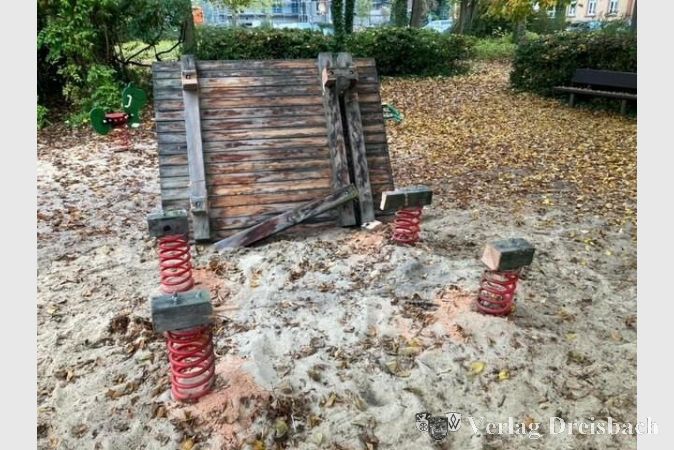Das Spielgerät wurde von den Springfedern abgetrennt.