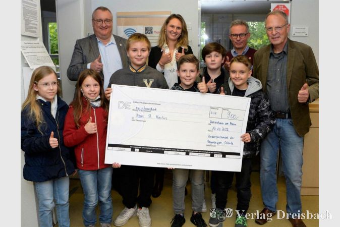 Hintere Reihe von links: Bürgermeister Klaus Schindling, Stadtverordnete Myriam Jung, Klaus Störch vom Caritasverband Main-Taunus und Uwe Simon (Schulleiter Regenbogenschule).