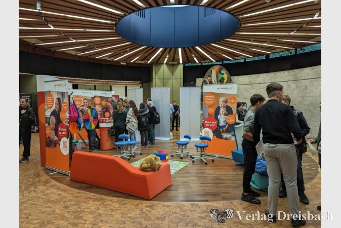 Auch die Stadt Hattersheim am Main stellte sich an einem eigenen Stand den Berufsanfängerinnen - und anfängern vor.