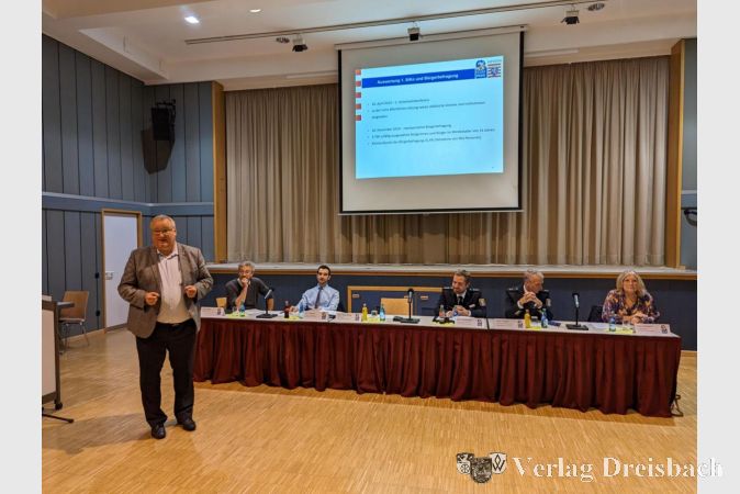 Bürgermeister Klaus Schindling präsentierte die seit dem KOMPASS-Beitritt bereits ergriffenen Maßnahmen zur Erhöhung der Sicherheit in Hattersheim.