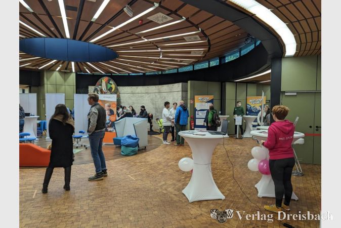 An den zahlreichen Ausstellerständen konnten die jungen Leute erste Kontakte mit möglichen künftigen Arbeitgebern knüpfen.