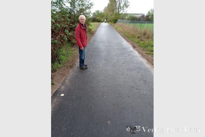 Der neu geteerte Rad- und Gehweg "Jörgenpfad" in Hattersheim.