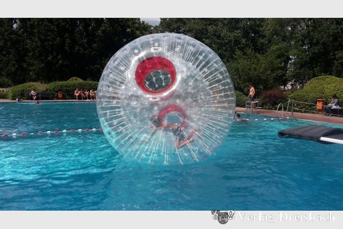 Spaßige Runden im Laufball konnte man dank des FFHA auf dem Freibadwasser drehen. Aktionen wie diese haben die Attraktivität des Schwimmbads erhöht und zu dessen Erhaltung maßgeblich beigetragen.