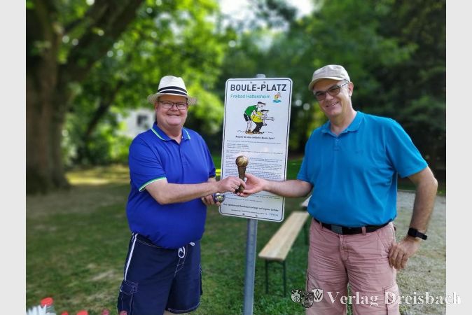 Auch den Bocciaplatz im Freibad samt dazugehörigem Turnier gäbe es ohne den FFHA nicht. Hier überreichte Schatzmeister Christoph Breyer (rechts) im vergangenen Jahr den Wanderpokal.