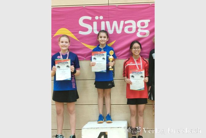 Siegerin in Einzel und Doppel in ihrer Altersklasse M13 sowie im Doppel bei der M15: Tischtennistalent Jasmin Elsenheimer (Mitte) bewies ihre Stärke bei den Bezirksmeisterschaften in Wallau.