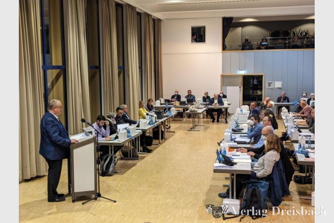 Bürgermeister Klaus Schindling brachte bei der letzten Sitzung der Stadtverordnetenversammlung am 20. Oktober im Okrifteler Haus der Vereine den Haushaltsentwurf für das kommende Jahr ein.