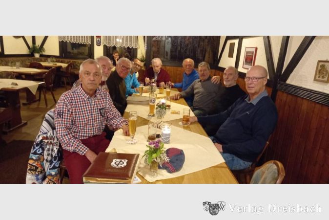 Feierten mit etwas Verspätung 50 Jahre Aufstieg in die Bezirksliga (v. l.): H. Siemienowski, D. Schwerzel, F. Spengler, E. Friese, M. Zink (damals Spielausschuss), F. Siehs, H. Schuch, R. Embs und C. Barthenheier (34 Spiele Glücksbringer in der Kabine).