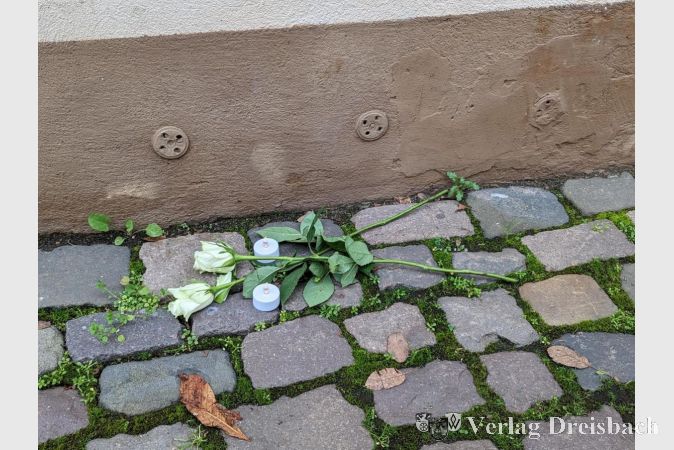 Vor der ehemaligen Synagoge in der Erbsengasse legten die jugendlichen Teilnehmerinnen und Teilnehmer der Gedenkveranstaltung Blumen nieder.