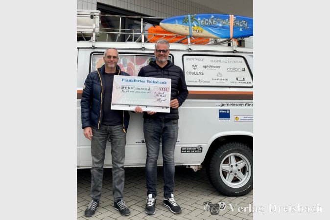 Anfang November konnte Torsten Klippel dem Vorsitzenden des Vereins "Kids and Poors Eyes International e. V.", Hans-Peter Platten, einen Spendenscheck in Höhe von 10.000 Euro überreichen.