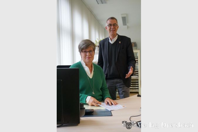 Hildegard Steinfurth, die neue Mitarbeiterin im Bürgerservice, mit dem Ersten Beigeordneten Franz Jirasek.