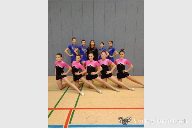 Die Gymnastinnen bei den Hessischen Mannschaftsmeisterschaften: (unten, v. l.) Frieda Neuser, Elsa Neuser, Leoni Beganovic, Elena Belosevic, Luna Bozkurt; (oben, v. l.) Elea Fritz, Janine Koch, Johanna Weidner, Ilkay Atcal, Laura Hennig.