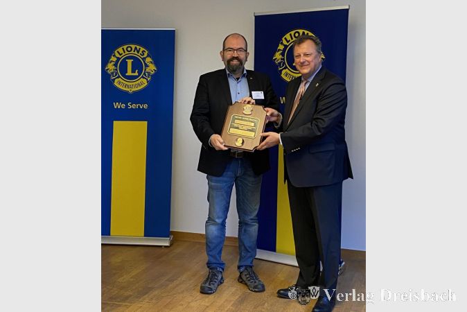Der Hochheimer Alexander von Renz (l.) erhält aus den Händen des hessischen Lions-Landesvorsitzenden, Distrikt Governor Ulf Grundmann den „Melvin Jones Fellowship Award“.