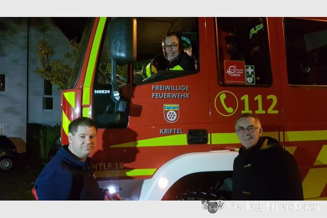 Von links nach rechts: Gemeindebrandinspektor Patrick Kilian, Fahrer Harald Schmitt und Erster Beigeordneter Franz Jirasek bei der abendlichen Kontrollfahrt durch Kriftel.