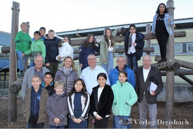 Die Mädchen und Jungen des Kinderparlamentes der Regenbogen-Schule stellten sich nach der 1. Sitzung, von links, mit Schulleiter Uwe Simon, Parlamentspräsidentin Myriam Jung, Bürgermeister Klaus Schindling, Stadtverordnetenvorsteher Georg Reuter und Ersten Stadtrat Karl Heinz Spengler zum Gruppenfoto.