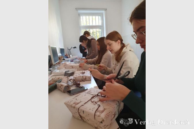 Fleißig halfen die Schülerinnen und Schüler beim Einpacken der Geschenke.